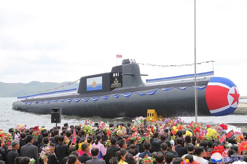Le président Kim Jong-un a présidé la mise à l’eau du sous-marin conventionnel Hero Kim Kun Ok © KCNA