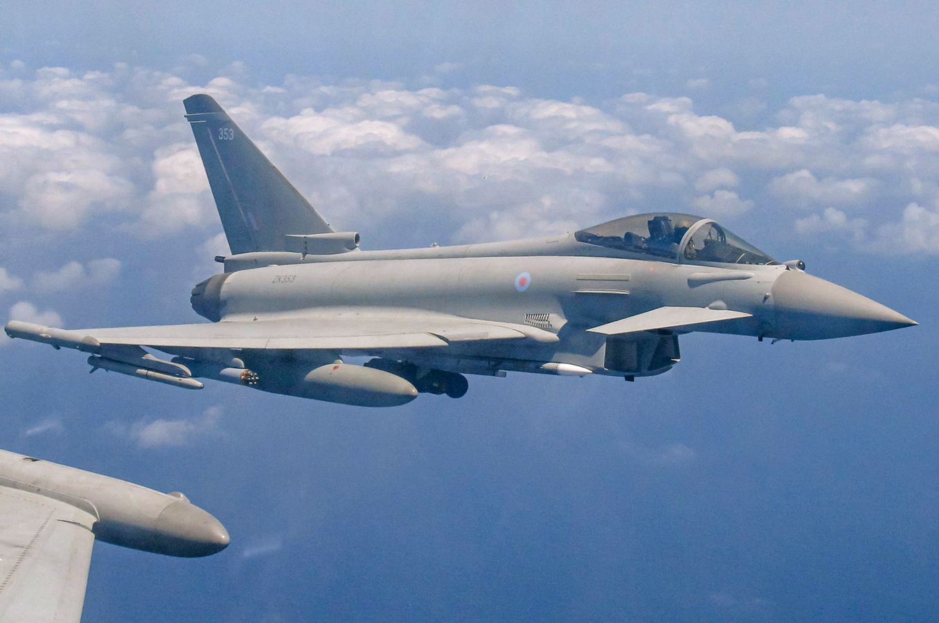 Chasseur Typhoon FGR4 de la Royal Air Force équipé de roquettes à guidage laser APKWS pour la lutte anti-drones © MoD Crown