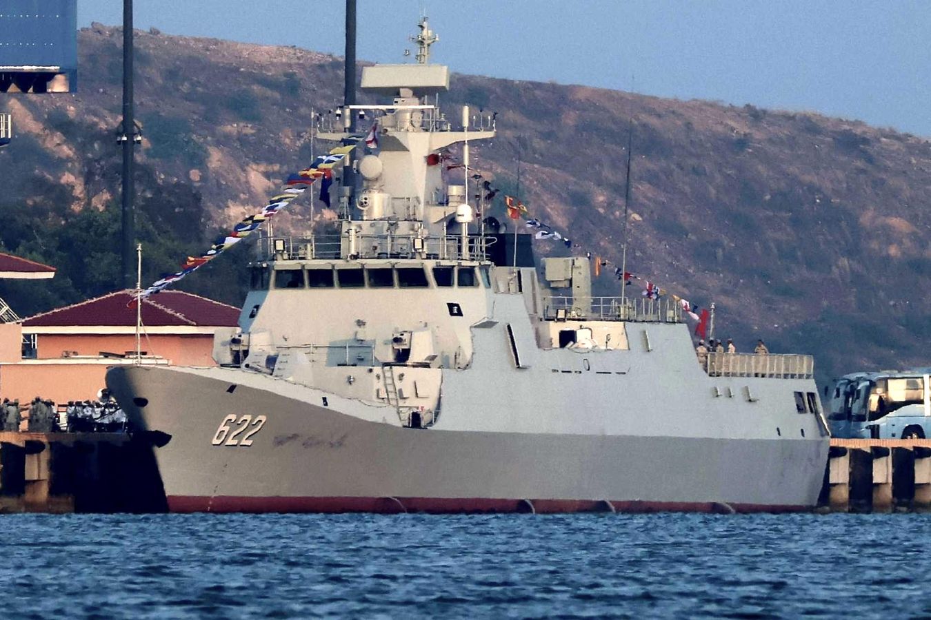 Corvette Kohkong Senchey du type 056C de la marine cambodgienne lors de sa mise en service à la base navale de Ream © Weibo