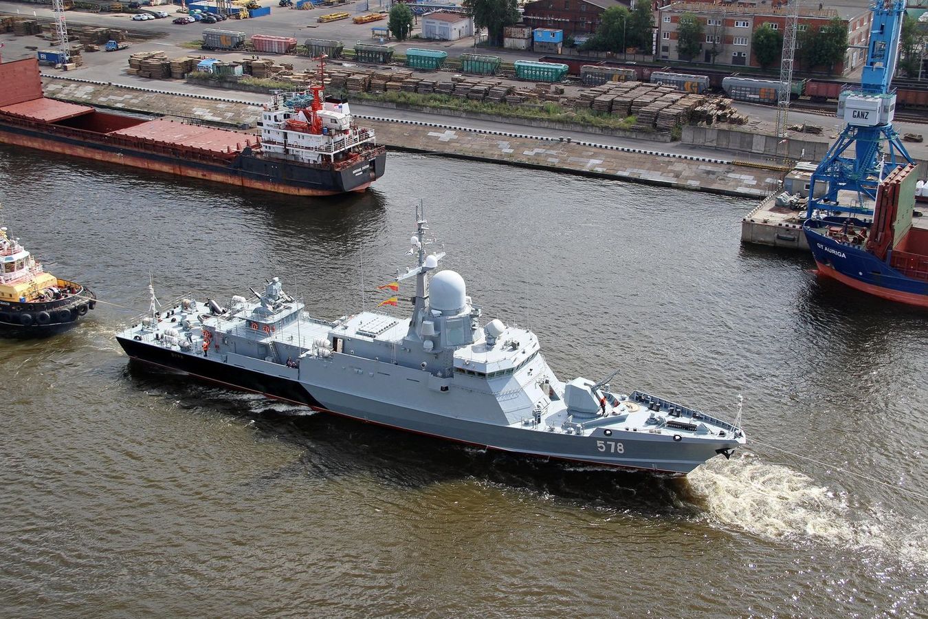 Corvette russe Burya du projet 22800 Karakurt lors de tests opérationnels incluant un tir du système de défense Pantsyr-M en mer © Pella Shipyard